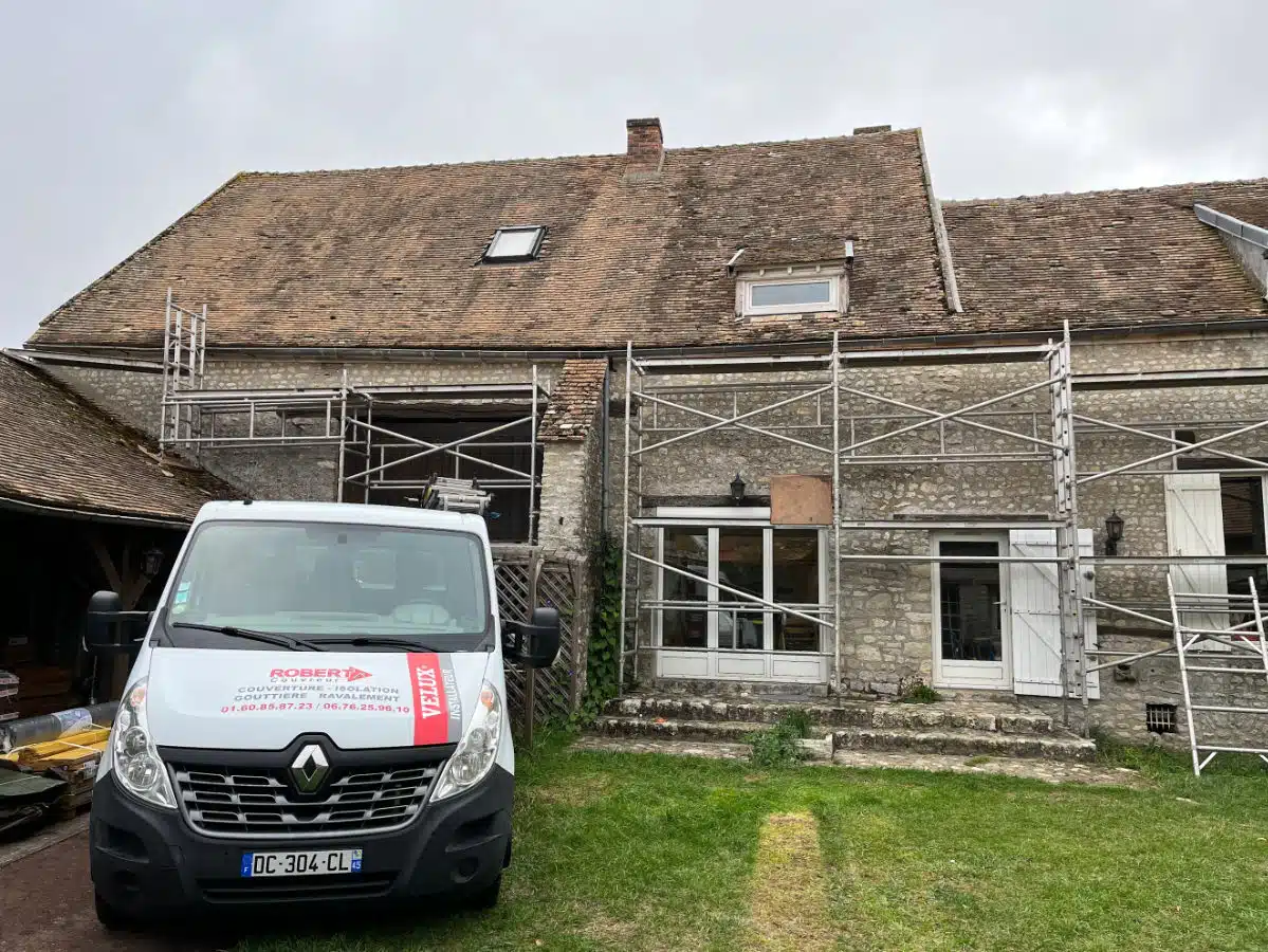 Camion Robert B. Couvreur sur un chantier de rénovation de toiture en tuiles — artisan couvreur à Ivry-sur-Seine