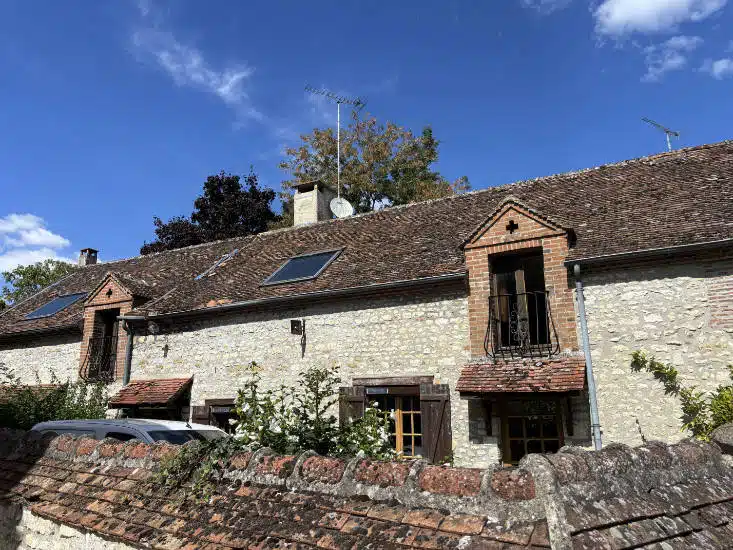 Maison en pierre avant travaux, toiture d’origine encore en place