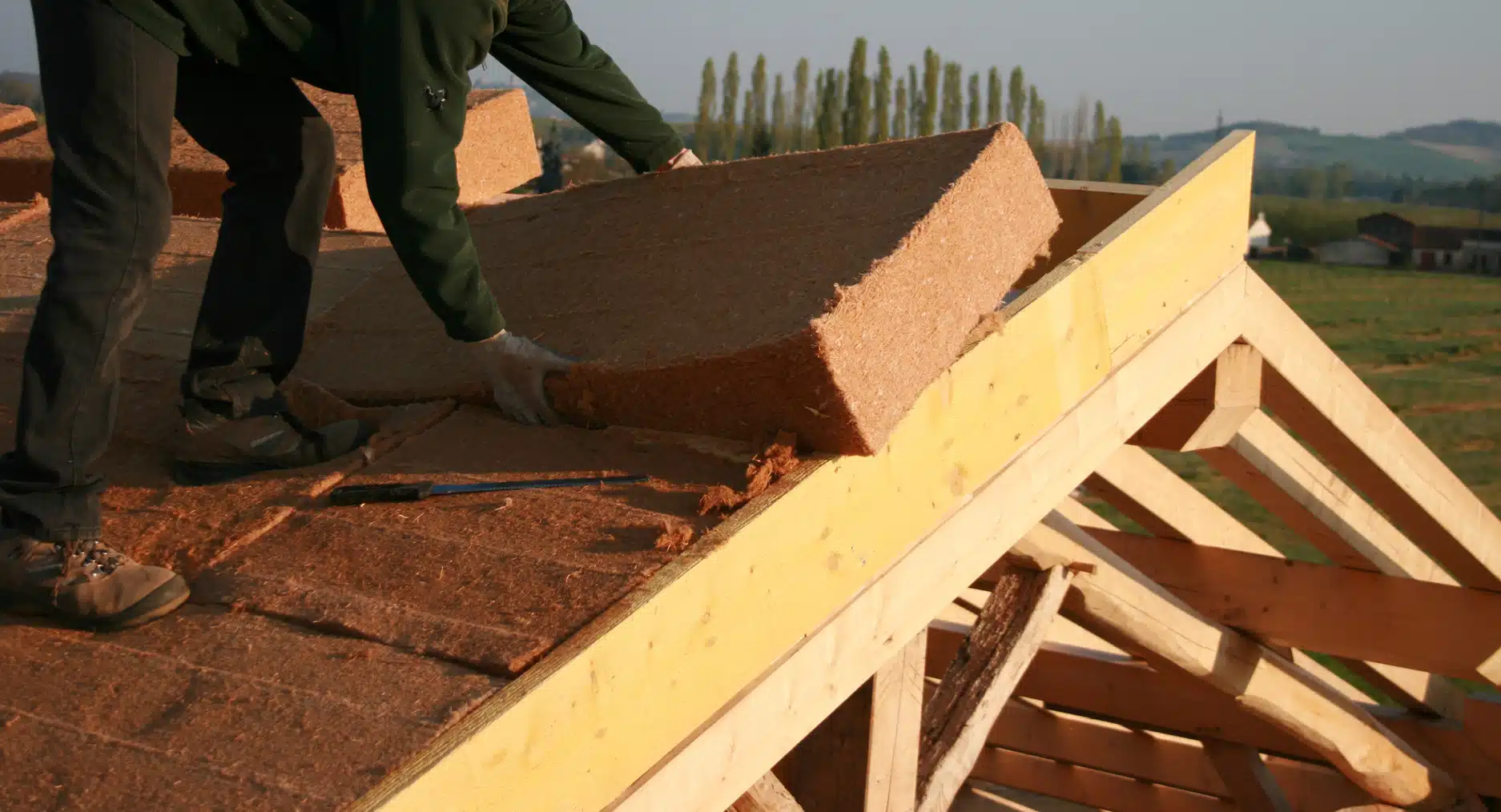 Pose de panneaux isolants en fibre de bois sur la charpente, isolation de toiture par l’extérieur
