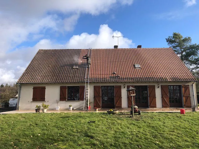 Nettoyage de toiture en cours à l’arrière d’un pavillon — entretien proposé à Chevilly-Larue