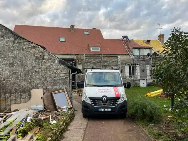 Rénovation de toiture en cours, tuiles neuves et descente en zinc — artisan couvreur à Maisons-Alfort
