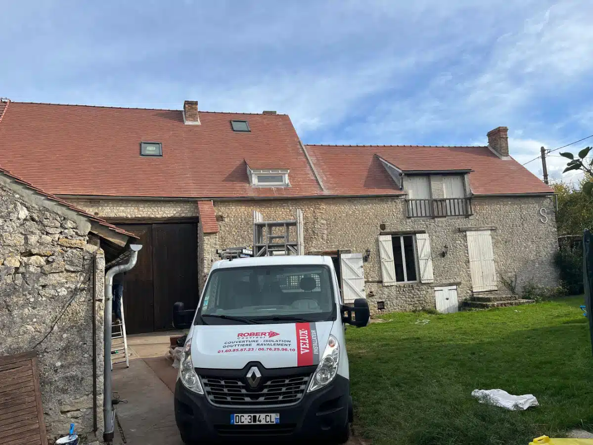 Toiture en tuiles traditionnelles rénovée en fin de chantier par Robert B. Couvreur