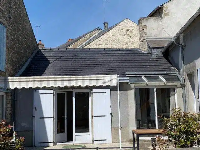 Vue sur une toiture entièrement rénovée — travaux de couverture proposés à Thiais